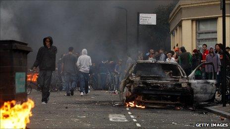 4 A�ustos 2011'de Londra'da �ngiliz polisi, 29 ya��ndaki Mark Duggan'� trafikteki bir tart��man�n ard�ndan ��kan olayda vurarak �ld�rm��t�. 2 g�n sonras�nda Londra ayakland�.