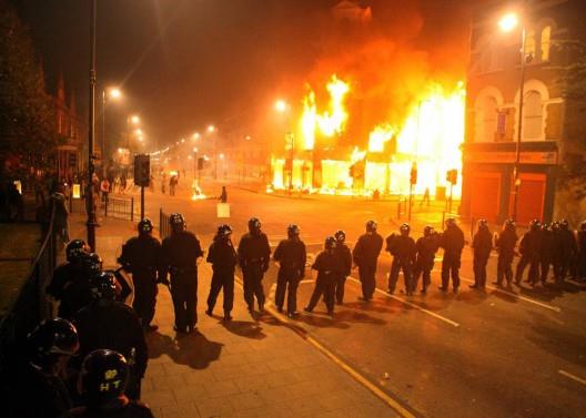 <b>Protesto s�reci boyunca �ngiltere'deki acil servis ihbarlar�nda y�zde 300 art�� g�zlendi.</b>