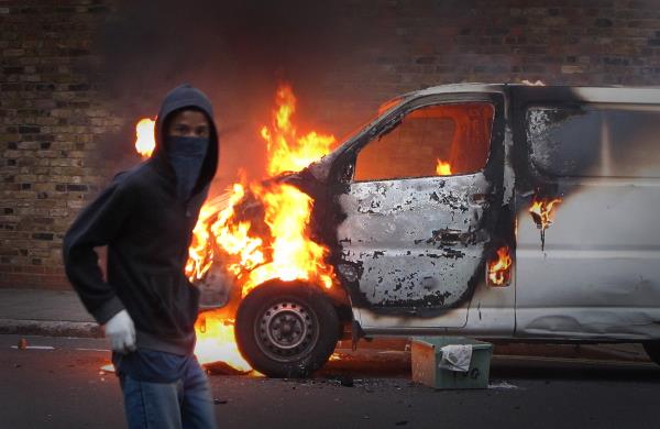 Bir tarafta Londra di�er tarafta Taksim olaylar�.