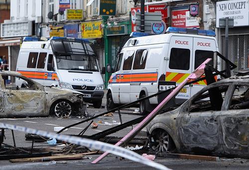 Ya�mayla birlikte insanlar Londra'da soka�a bile ��kamaz hale geldi.