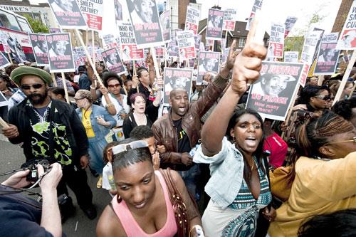 <b>polisin sert m�dahaleleri ve h�k�metin buna arka ��kmas�, g�vensizli�i beraberinde getirdi.</b>