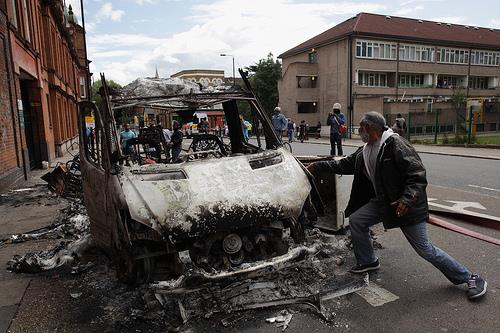 <b>Polis �iddetinde 5 ki�i hayat�n� kaybetti, 16 ki�i a��r yaraland�.</b>