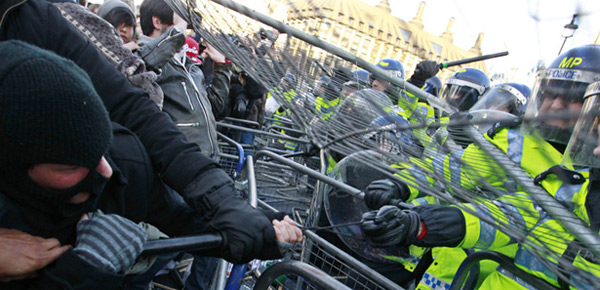 Bunun nedeni protestocular�n eylem yerlerini belirleme ve bulu�ma i�in Blackberry mesajlar� kullanmalar�yd�.