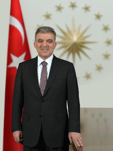 Cumhurbakanlnn internet sitesinde "Cumhurbakannn Albmnden" blmnde yer verilen fotorafta Gl, smokin giymi vaziyette, alma masasnn yannda grlyor.