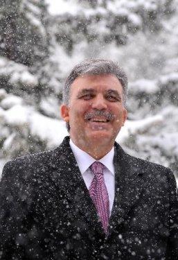 Bir ksm daha nce yaynlanan bazlar da ilk kez grcye kan fotoraf karelerinin birinde Cumhurbakan Gl, Kk'n bahesindeki bir aacn fotorafn ekerken grlyor.