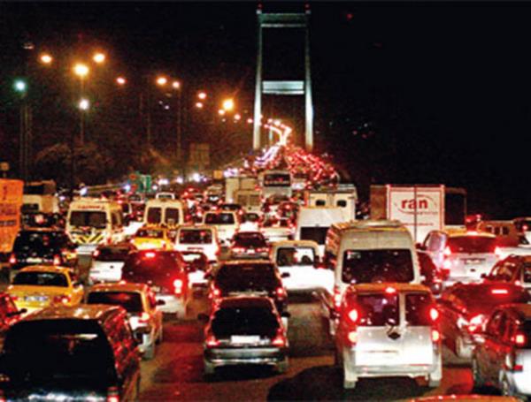 stanbul'un trafik sorununun zlmesi iin ncelikle e zamanl trafik bilgilendirme sistemine geilmesi ve sinyalizasyon sisteminin de buna gre srcleri bo yollara ynlendirmesi gerekiyor" dedi.