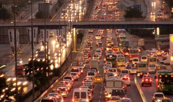 TomTom Trkiye Mdr Enis Ycesan, "stanbul'daki trafik sorunu sanld gibi boazlardaki tkanmadan deil, zellikle Avrupa Yakas'ndaki Levent ve ili blgelerinde, herkesin ayn gzergh kullanmasndan kaynaklanyor.