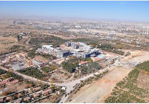 Trkiye'nin en iyi korunan ve en gvenli kamu kurumlarndan biri olmas beklenen yeni Babakanlk binas, bomba, fze gibi balistik silahlara, kimyasal ve nkleer saldrlara kar korunakl olacak.