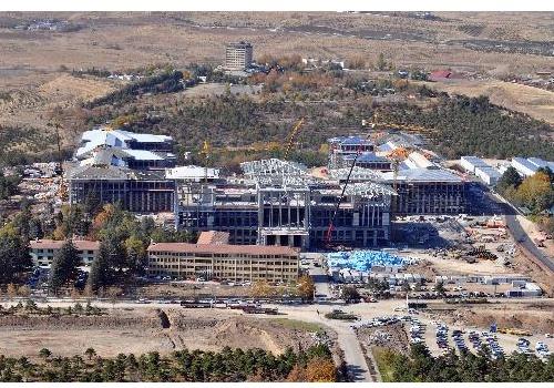 Baz detaylar sr gibi saklanan, "Beyaz Saray" veya "Pentagon modeli" olarak da adlandrlan yeni Babakanlk binasnda inaat almalar hzla devam ediyor.