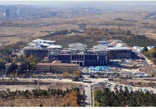 Kaba inaat bitirilen binann ayrntlar da ortaya kmaya balad. Stz'ndeki 150 dnm arazi zerinde, Seluklu mimarisine uygun olarak ina edilen yeni Babakanlk binasnn 3 katl olmas ngrlyor.