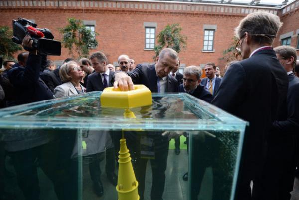 �sve�'in iddial� oldu�u teknolojileri uygulayan �irket, Stockholm'un bir b�l�m�n�n �s�tma ve so�utmas�nda alternatif enerji kaynaklar�n�n kullan�m�n� sa�l�yor.