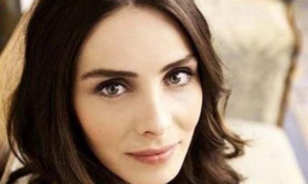 Nur Fettaholu da kusursuz yzyle dikkat ekiyor.