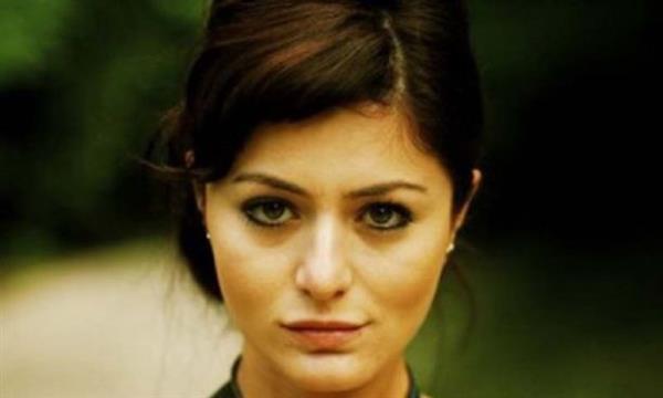 Deniz akr Yaprak Dkm dizisindeki rol nedeniyle Trkiyenin en gzel fettan kadn olarak anlyor.