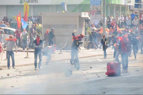 Yakla��k iki �� dakika s�rekli k�f�r eden �ahs� bir s�re sonra bir emniyet m�d�r� �ahs� azarlayarak ‘sen kimsin, defol git, senle mi u�ra�aca��z’ diyerek uzakla�t�rd�.