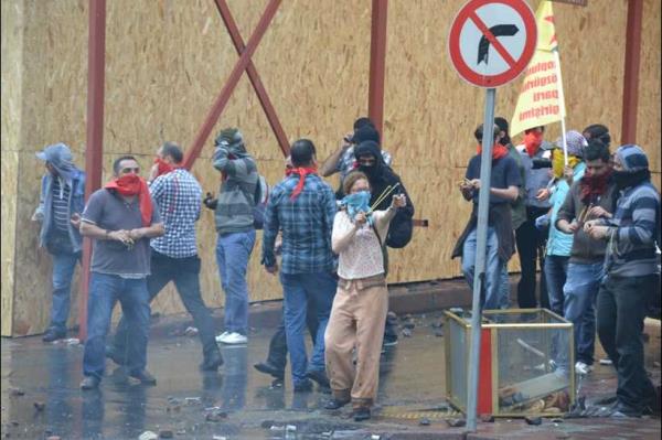 Mecidiyek�y’de �ekilen bir di�er g�r�nt� de bir eylemcinin MOBESE kameras�n� k�rekli k�rd��� g�r�l�yor.