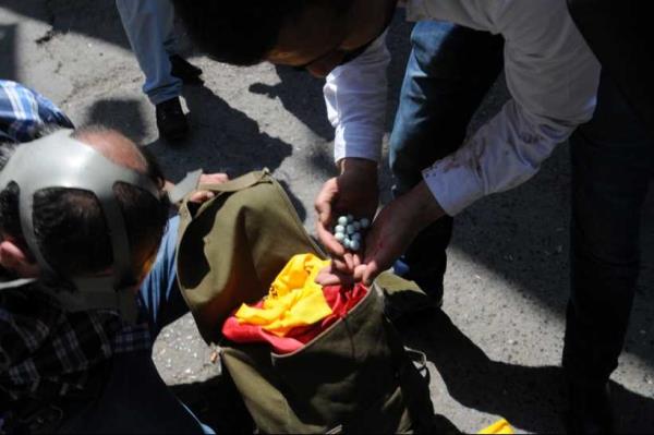 �stanbul Avrupa Yakas�’n�n bir�ok yerinde �ekilen g�r�nt�lerde eylemcilerin polisin m�dahalesine kar��l�k olarak ta�, havai fi�ek ve bilyeler att��� g�r�l�yor.