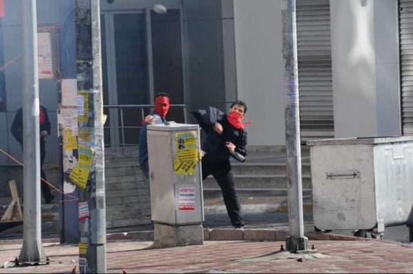 Yine Mecidiyek�y’de �ekilen bir ba�ka g�r�nt�de ise eylemcilerin bir kafenin sandalye ve masalar�n�n ��kart�larak sokak ortas�nda yak�ld��� g�z�k�yor.