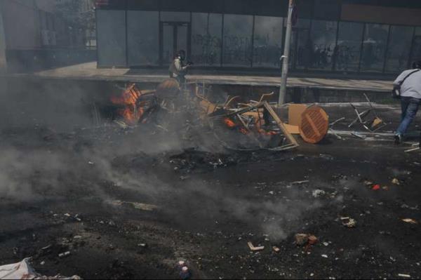 Olayla ilgili D�SK binas�n�n �n�ndeki g�rg� tan�klar�n�n anlat�m�na g�re; “Beyaz g�mlekli, 30 -35 ya�lar�nda, uzun sa�l�, elinde tesbih olan �ah�s D�SK binas� i�erisinde pencereden bakan ki�ilere k�f�rler etmeye ba�lad�.