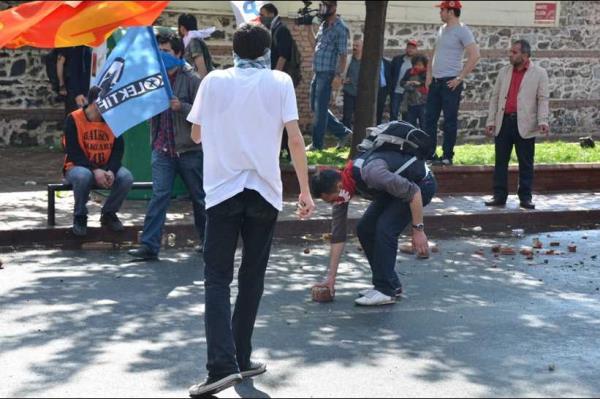 Bu arada �i�li’de D�SK binas�n�n �n�nde polislerin arkas�na alarak k�f�r eden ki�inin polis taraf�ndan kimli�inin belirlemeye �al���ld��� ��renildi.