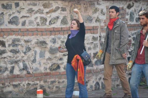 22’si polis, 24 eylemcinin yaraland���, 72 ki�inin g�zalt�na al�nd��� olayl� 1 May�s kutlamalar�yla ilgili �stanbul Emniyet M�d�rl��� taraf�ndan polis kameras� ile �ekilen g�r�nt�ler bug�n bas�n mensuplar�na da��t�ld�.