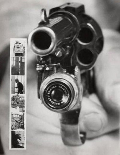 Tabanca kamera (New York, 1938)     Bu tabanca sahip oldu�u k���k kamera sayesinde teti�e bast���n�z anda otomatik olarak foto�raf �ekiyor. Sol taraftakiler tabancan�n �ekti�i resimler.