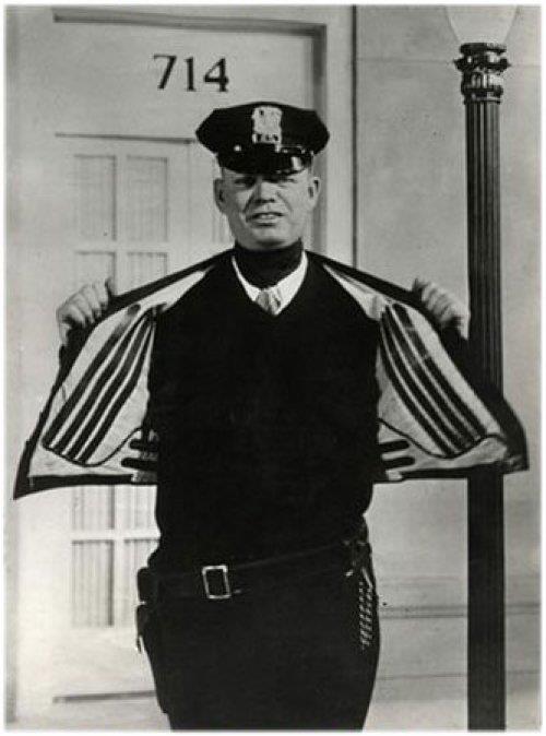 Elektrikli Ceket (ABD, 1932)     Elektrik �s�t�c�l� ceket trafik polisleri i�in yap�ld�. G�� kayna�� ise sokaklardaki elektrik trafolar�yd�.