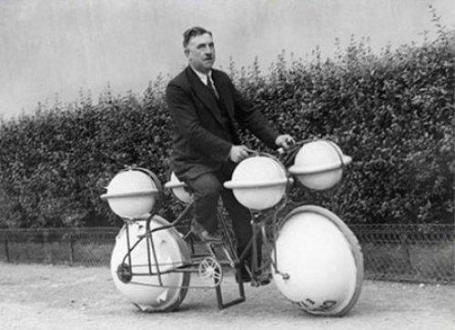 Amfibi bisiklet (Paris, 1932)     Bu bisiklet karada ve denizde 120 kilo a��rl�kla birlikte gidebiliyor.