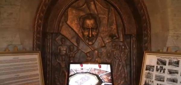 Odaya dev bir pirin kapdan giriliyor.