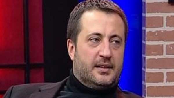 <b>Ercan Saati-</b> ncelikle son yllarda futbolda yaanan karanlk gnleri bu derbinin aydnlatmasn umuyorum. Halit Kvan'n sesinden derbili yllar reklamn izliyoru ve uanki ortamla o yllar arasndaki fark gryorum. Elbette Fenerbahe kazansn isterim ancak bu aralar dostluun kazanmas daha nemli.