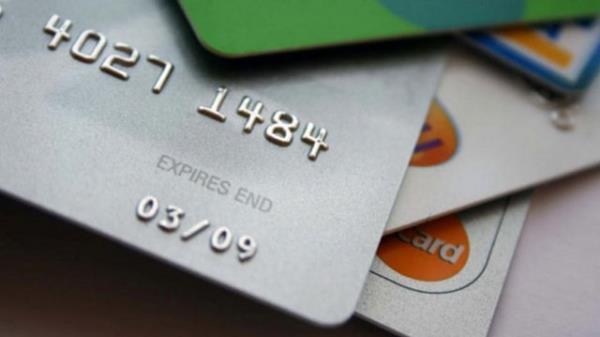 <b>ADATSIZ KAT:</b> Her banka mterilerine, yllk yelik aidat veya baka bir ad altnda cret talep etmedikleri en az bir kredi kart seenei sunacak.