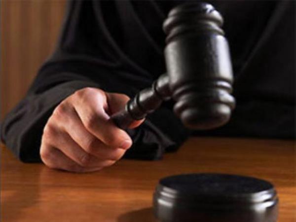 <p><b>KS DE SANIK</b></p>   ift, olayn ardndan boanrken; savclk kavgayla ilgili soruturma sonunda Bayram B. ile Leyla .'ye "kasten yaralamak" suundan dava at.