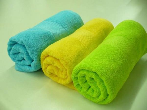 Bayram B., kendisine ait olmayan havluyla elini ve yzn silince ei Leyla . sinirlendi.