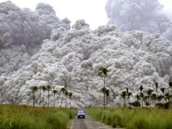 <p>1991 Mt. Pinatubo Yanarda Patlamas Filipinler </p>  800 kii ld. Fotoraf: Alberto Garcia