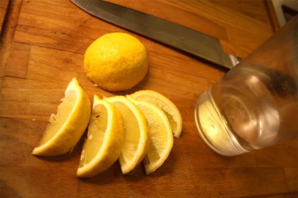 <b>Enerji destei verir:</b> Limon suyu sindirim sistemine girdiinde size enerji verir, ayn zamanda endieyi ve depresyonu azaltmaya yardm eder. Hatta limon kokusunun sinir sisteminde sakinletirici bir etkisi vardr.