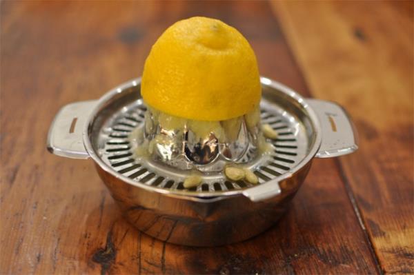 <b>Kafeini kesmeye yardm eder:</b> Sabahlar kahve yerine bir fincan scak limon suyu ok faydaldr. Kendinizi yenilenmi hissedersiniz ve leden sonra yaadnz yorgunluk halini datmaya yardm eder.