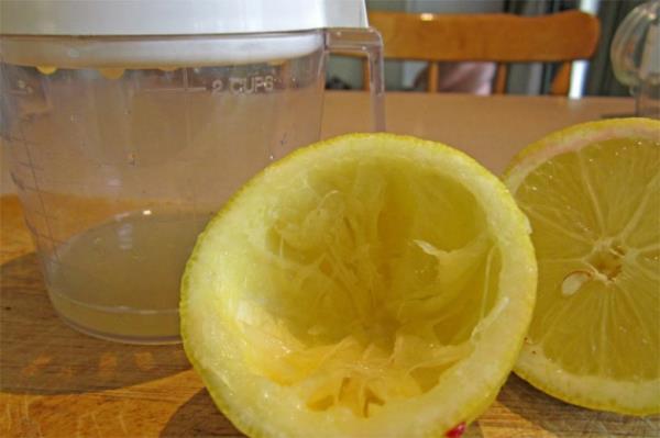 <b>ltihab azaltr:</b> Dzenli olarak limon suyu ierseniz vcudunuzdaki hastalk haline yol aan asitlik derecesi azalacaktr. Ayrca iltihabn nedenlerinden biri olan eklemlerinizdeki rik asit limonla yok olur.