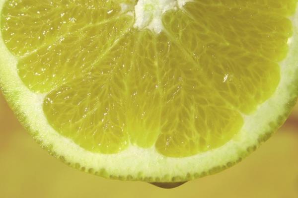 <b>Viral enfeksiyonlarla savamaya yardm eder:</b> Ilk limon suyu viral enfeksiyonlar ve boaz arsn hafifletmenin en etkili yollardan biridir.