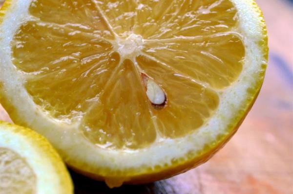 Elmadan ya da zmden daha fazla potasyum ieriyor. Limon, dorudan dilerinizin mine tabakasna zarar verebilecei iin bunu bir miktar scak, lk ya da souk suyla seyreltmeniz gerekiyor. Sabah bir bardak lk limon suyu itikten 15 ya da 30 dakika sonra kahvaltya balayn. Bylece limonun tm faydalarn kazanlabilir. te limonun 11 faydas