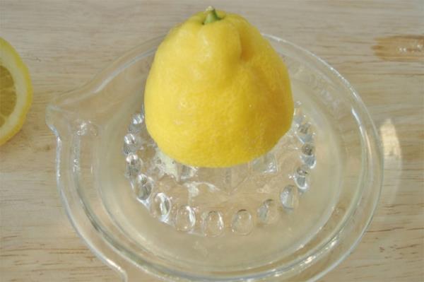 Sindirime yardm eder: Limon suyu sindirim sistemindeki toksinlerden temizleyip salkl bir sindirim salamasnn yan sra mide yanmas, ikinlik ve geirme gibi hazmszlk belirtilerini hafifletir.