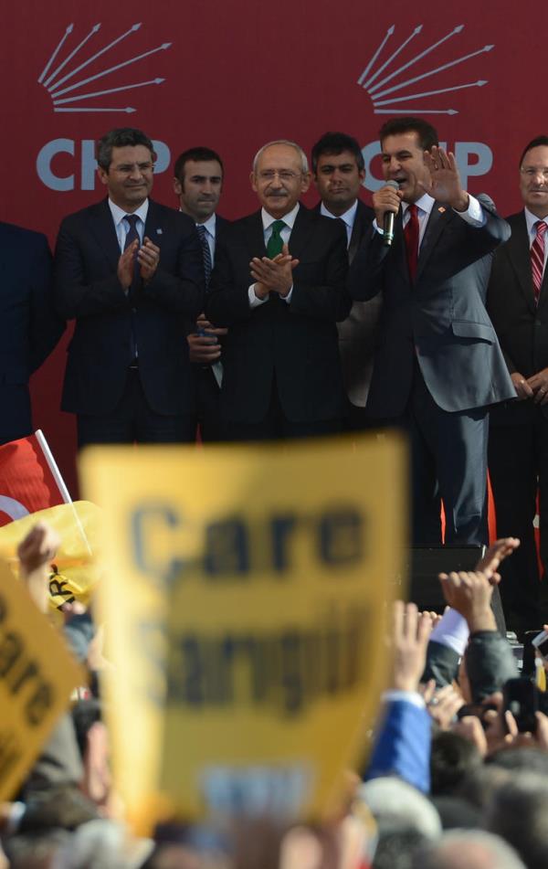 ili Belediye Bakan Mustafa Sargl, CHP Genel Merkezi nnde dzenlenen trenle CHP'ye katld.