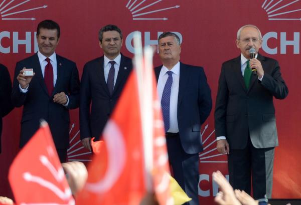 ili Belediye Bakan Mustafa Sargl, CHP Genel Merkezi nnde dzenlenen trenle CHP'ye katld.