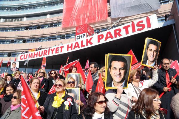 CHP lideri Kemal Kldarolu, Mustafa Sargl'e CHP kimlik kart teslimi treninde konutu. stanbul szleri ile Sargl ve Kldarolu dikkatleri ekti.