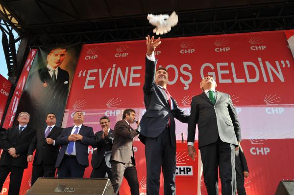 <p><b>Sargl ksa konumasnda unlar syledi:</b></p>  Bar iin zgrlk iin demokrasi iin Trkiye'mizin her noktasnda stanbullumuzdan bu gzel gn onurlandran ereflendiren btn yurttalarm hibir siyasi parti gzetmeden Genel Bakanmz Sayn Kldarolu ile birlikte saygyla sevgiyle selamlyorum.