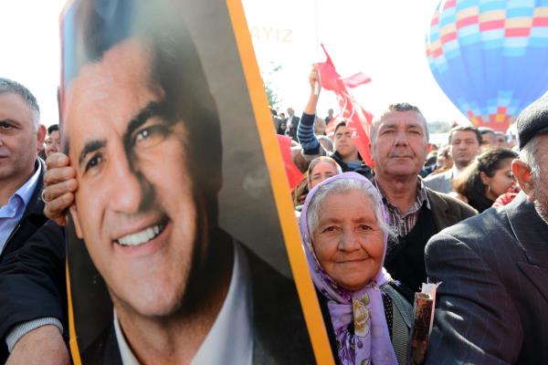 ili Belediye Bakan Mustafa Sargl, CHP Genel Merkezi nnde dzenlenen trenle CHP'ye katld.