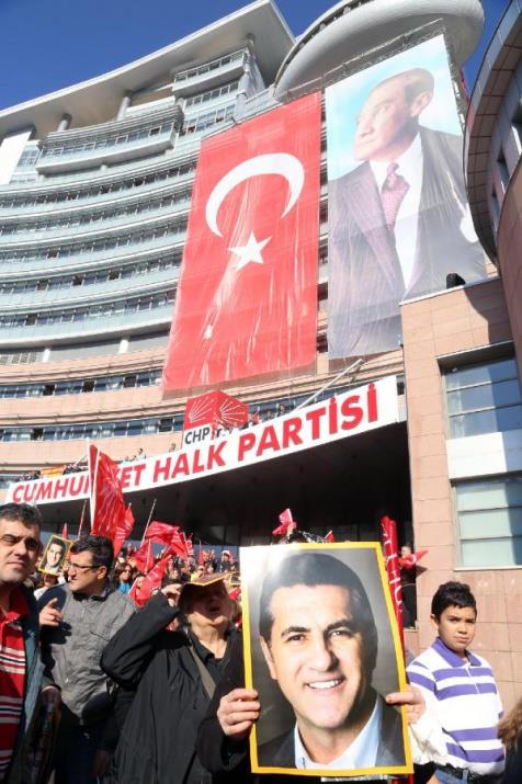 CHP'de ili Belediye Bakan Mustafa Sargl, Kemal Kldarolu'nun elinden CHP kimlik kartn ald. Binlerce kii genel merkez nnde topland.