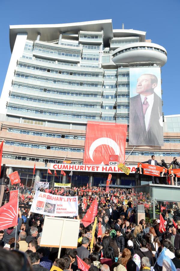 ili Belediye Bakan Mustafa Sargl, CHP Genel Merkezi nnde dzenlenen trenle CHP'ye katld.