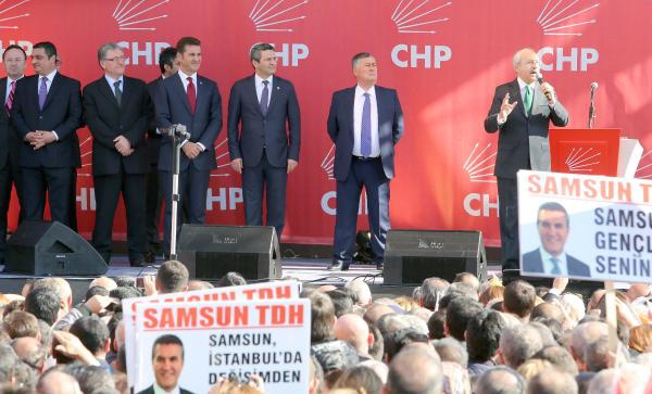 Mustafa Sargl 'lesiye lesiye zledim' trksyle Genel Merkez nne geldi ve 'arnn gcne g katmaya geldik' tezahrat binaya girdi.