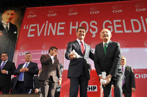 Sargl ile Kldarolu grmeden sonra el ele krsye kt. Sargl'n ksa konumasnn ardndan CHP liderinden kimlik kartn ald.