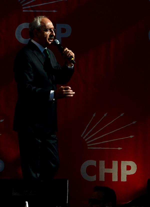 ili Belediye Bakan Mustafa Sargl, CHP Genel Merkezi nnde dzenlenen trenle CHP'ye katld.