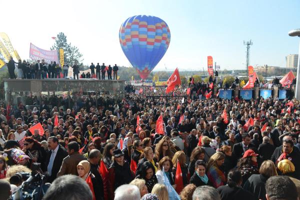 ili Belediye Bakan Mustafa Sargl, CHP Genel Merkezi nnde dzenlenen trenle CHP'ye katld.